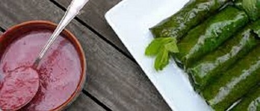 Dolmas vegetariánas (hojas de parra rellenas)