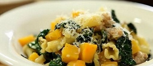 Pasta campanelle con calabaza y salchichas