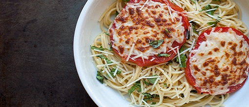 Spaghetti with Cheesy Broiled Tomatoes - Espuegetis con tomates y mozzarella fundida