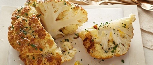 Coliflor entera asada a la mostaza y parmesano