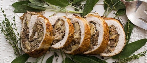 Roulade de pavo con relleno de salchicha, romero y salvia