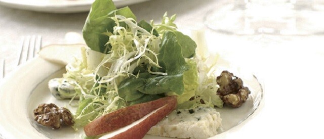 Leafy Salad with Pears and Pecans