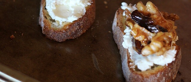 Crostini de nuez tostada y pasas