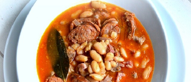 Fabada (guiso español de frijoles blancos)