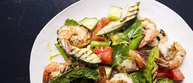 Ensalada de sandía grillada, aguacate y camarón