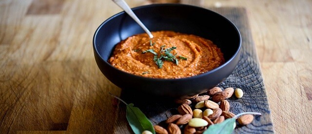 Salsa de romesco (almendra, ajo y salsa de pimienta)