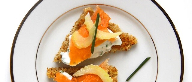 Canapé de Salmon, queso blanco y apio en escabeche