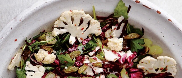 Coliflor rasurada y ensalada de achicoria