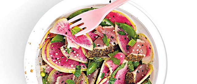 Ensalada de sandia, atún de aleta amarilla y guisantes