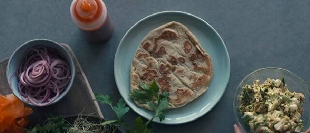 Naan bread with hummus